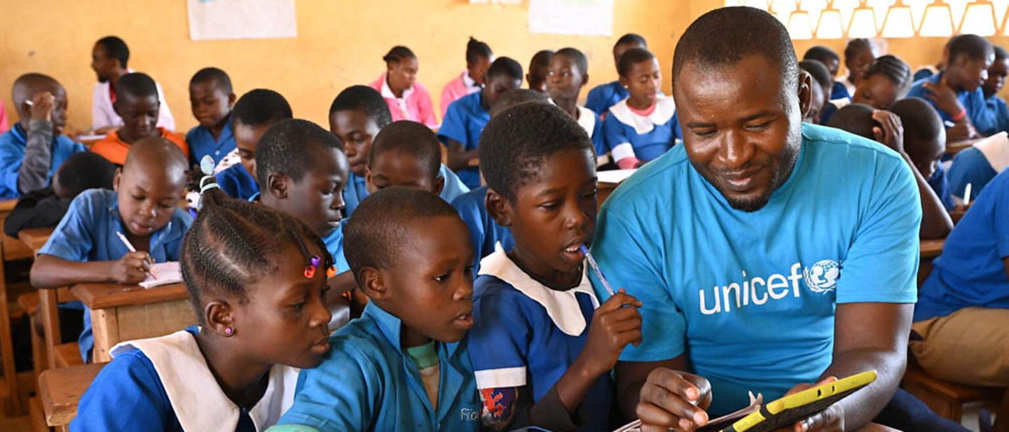 Kamerun: Schüler sprechen mit einem UNICEF-Helfer