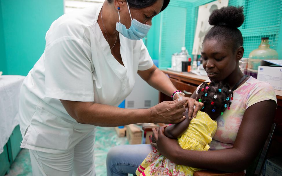 Jamesly (6) wird in Haiti in einem UNICEF-Gesundheitszentrum geimpft.