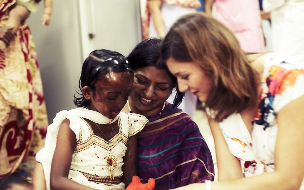 Säureopfer: Sandra Thier im Gespräch mit einem Mädchen in Bangladesch. | © Steven Pan/UNICEF/RTLII