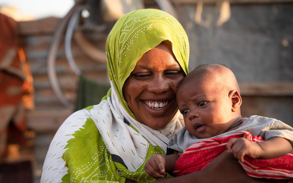 Nasro Dire hält ihren Sohn Marwan glücklich in den Händen. Er ist ein Monat alt und bereits gegen Masern geimpft. 