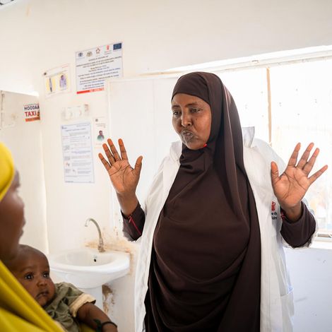 Somalia: Maryam Mohamud klärt Mütter über Impfungen auf.