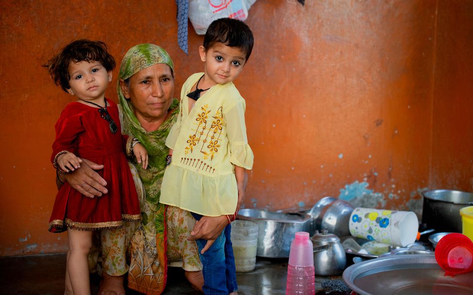 Halima sitzt mit ihren Enkelinnen in Karachi, Pakistan, nachdem sie ihre Polio-Impfung erhalten haben.