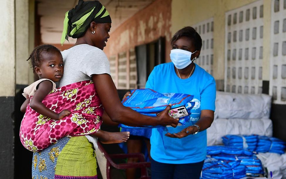Malaria: UNICEF verteilt Millionen Moskitonetze als Malaria-Prophylaxe zum Schutz vor den Stechmücken