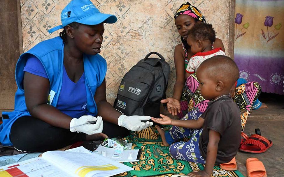 Malaria: Eine UNICEF-Mitarbeiterin führt einen Malaria-Schnelltest durch