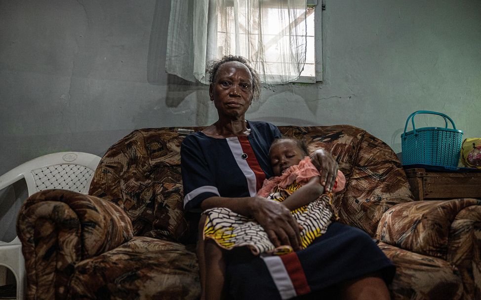 Oma Victoria Aina kuschelt mit ihrer Enkelin, der 3-jährigen Toluwalase.