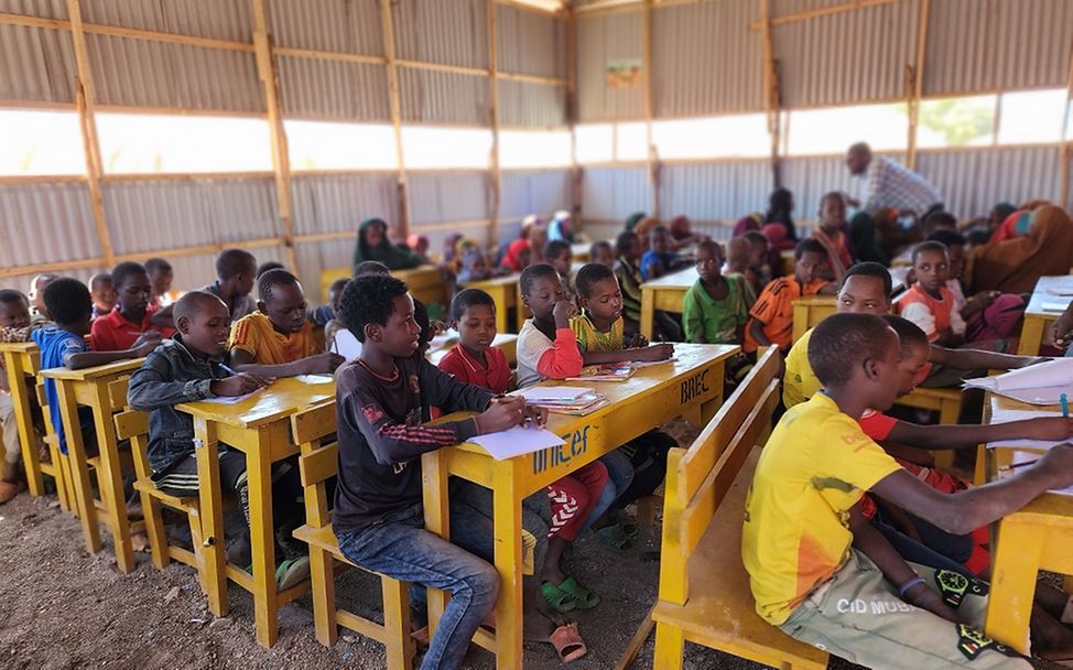 Somalia: Kinder sitzen in einem Klassenraum im Lernzentrum.