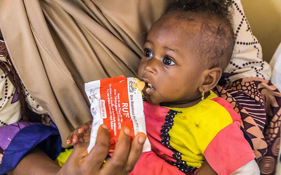 Nigeria: Kind erhält therapeutische Nahrung.