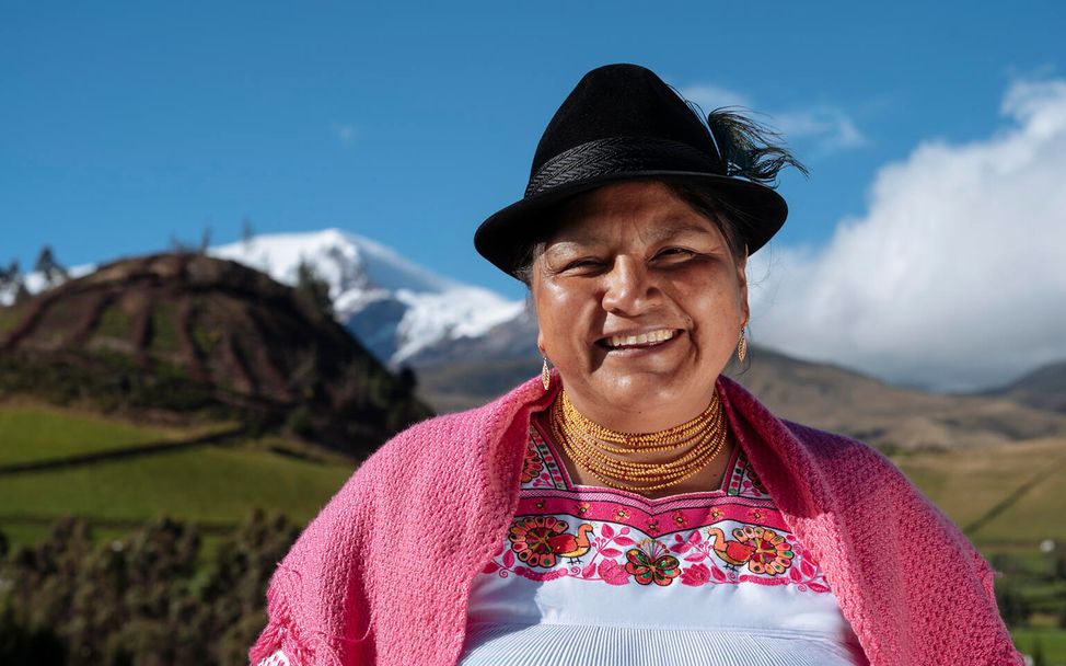 María Ortencia Catucuago posiert stolz in Turugucho, in Ecuador.