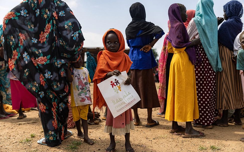 Sudan: Mädchen erhält Zertifikat für Schulausbildung in Lager für Binnenvertriebene.