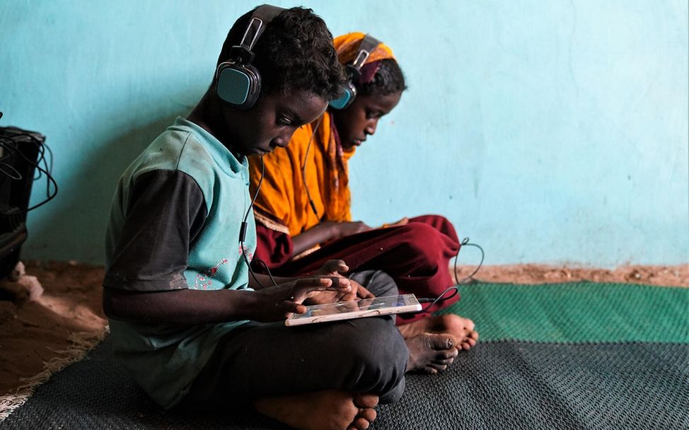 Sudan: Kinder lernen mit Tablets.
