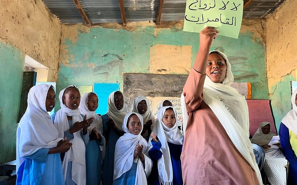 Sudan: Schülerinnen machen auf die Kinderrechtsverletzung Kinderehe aufmerksam.