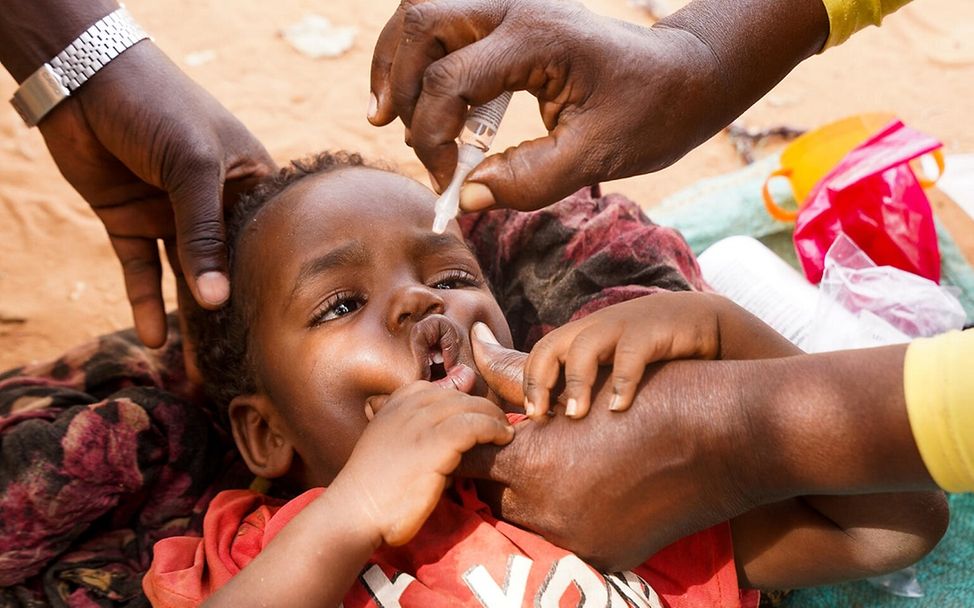 Sudan: Junge erhält Polio-Impfung.