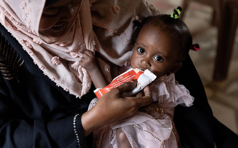 Sudan: Kind erhält therapeutische Erdnusspaste gegen Mangelernährung