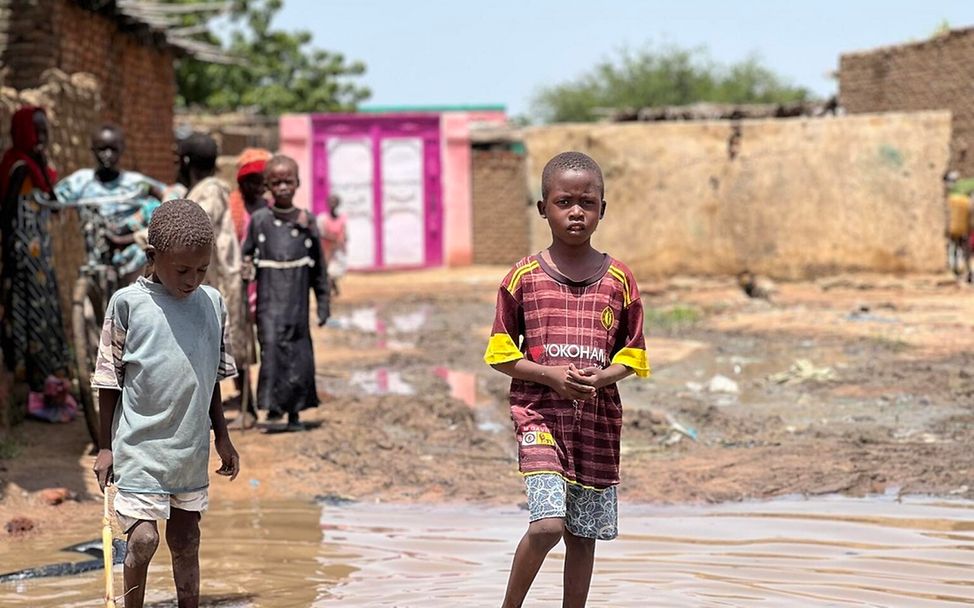 Sudan: Kind läuft durch überflutete Gebiete in Darfur