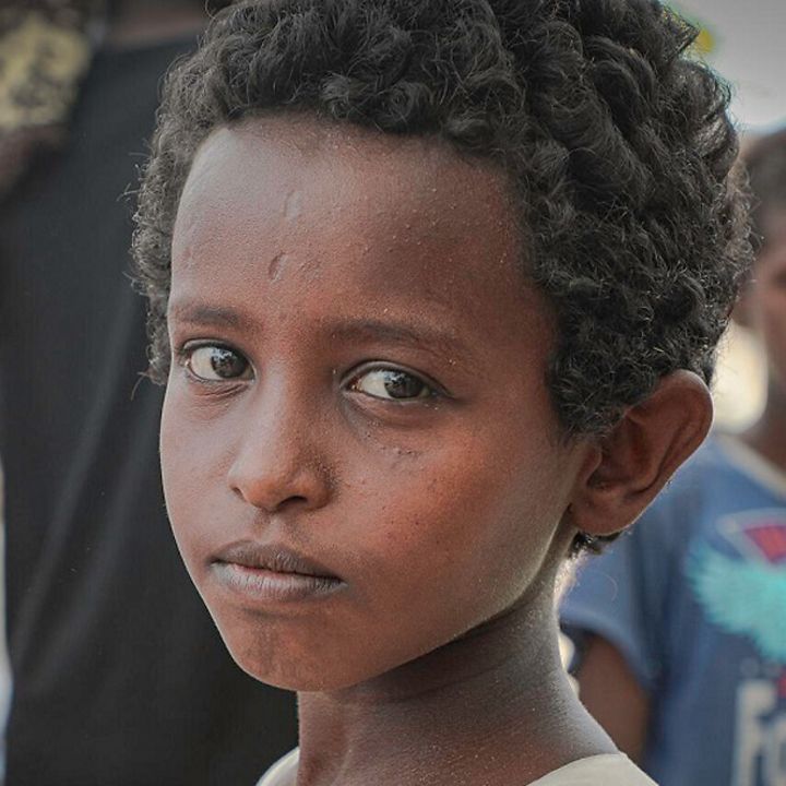 Sudan Konflikt: Ein sudanesisches Kind blickt in die Kamera.