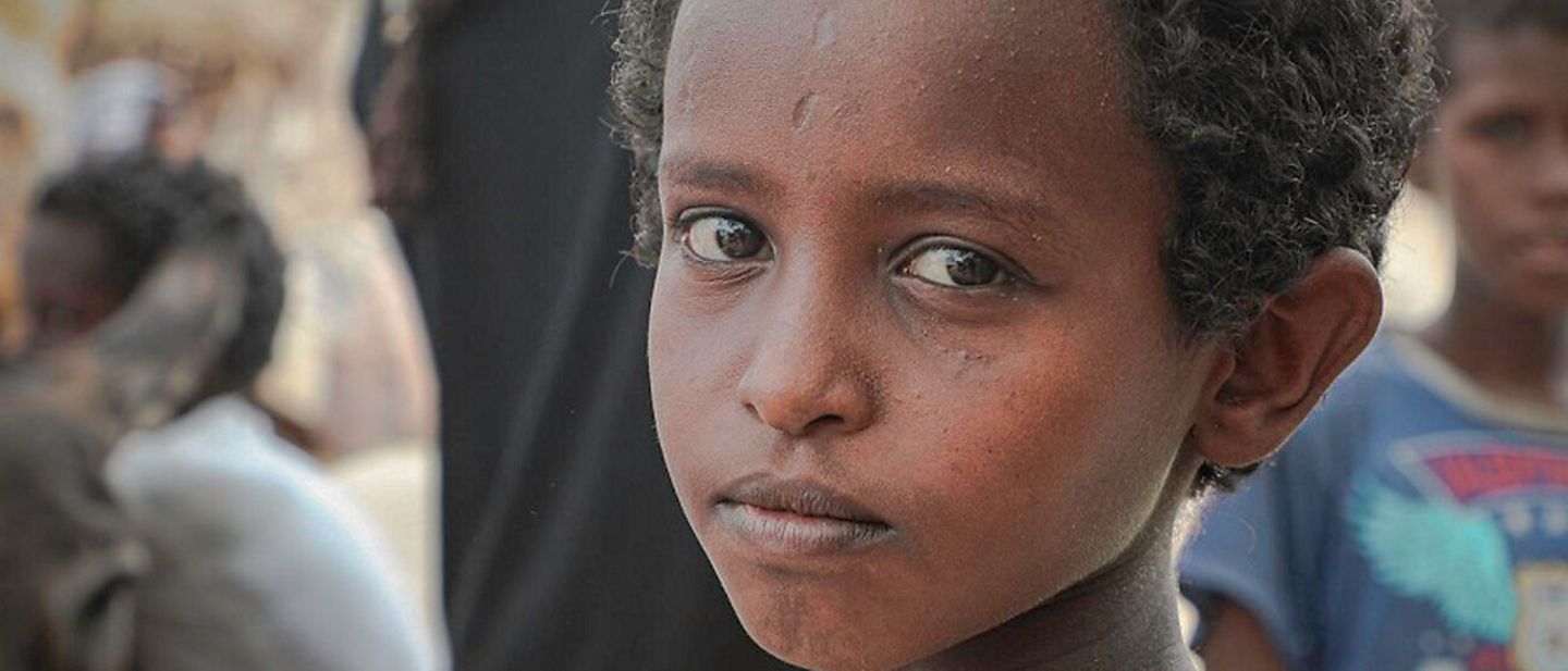 Sudan Konflikt: Ein sudanesisches Kind blickt in die Kamera.