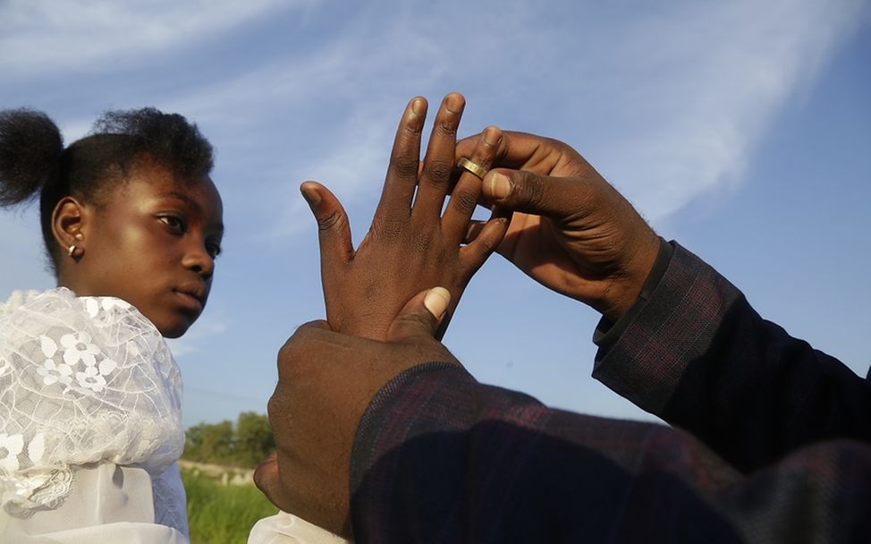 Südsudan: Einem Mädchen wird ein Ring an den Finger gesteckt.
