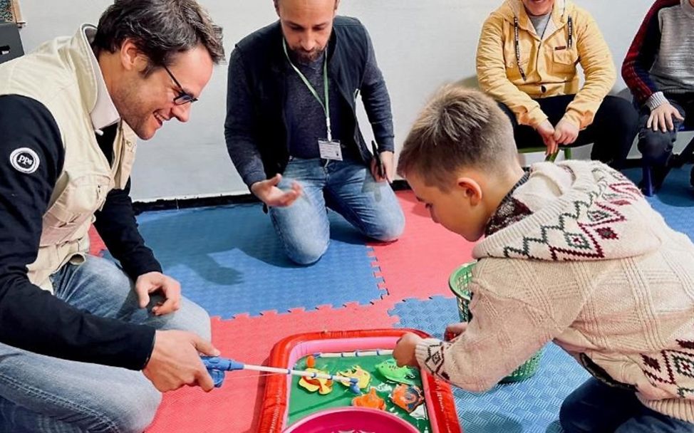Syrien: Grebor von Medeazza spielt zusammen mit einem Kind.