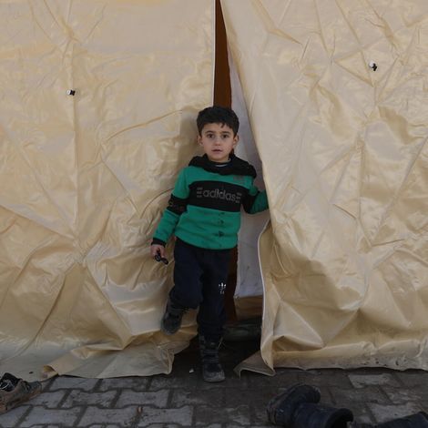 Syrien: EIn junge in einem Zeltlager.