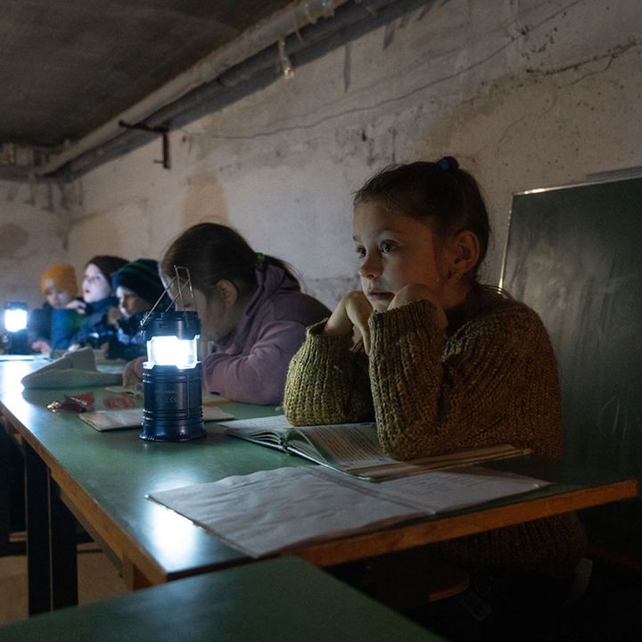 Ukraine Krieg: Kinder sitzen im Keller eines Kindergartens, um sich vor Bombenangriffen zu schützen. 