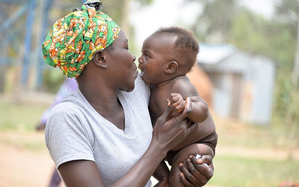 Uganda: Eine Mutter hält ihr Kind auf dem Arm.