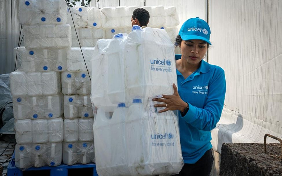 UNICEF-Hilfe für Rohingya: Eine UNICEF-Mitarbeiterin bereitet Trinkwasser-Lieferungen vor. 