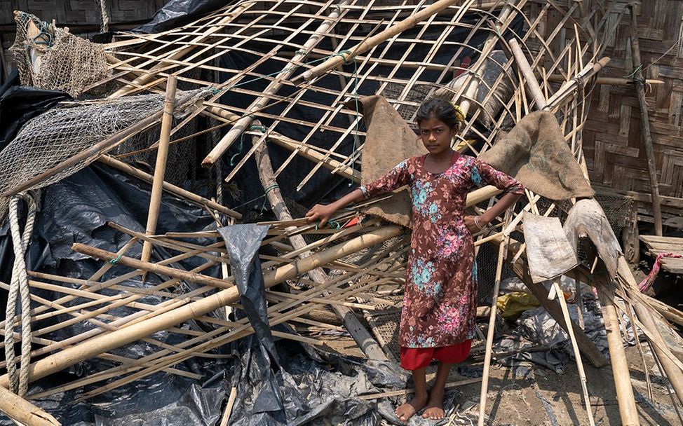 Bangladesch: Ein Mädchen steht vor Trümmern.