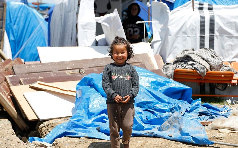 Türkei: Ein kleines Mädchen steht vor einem Zelt.
