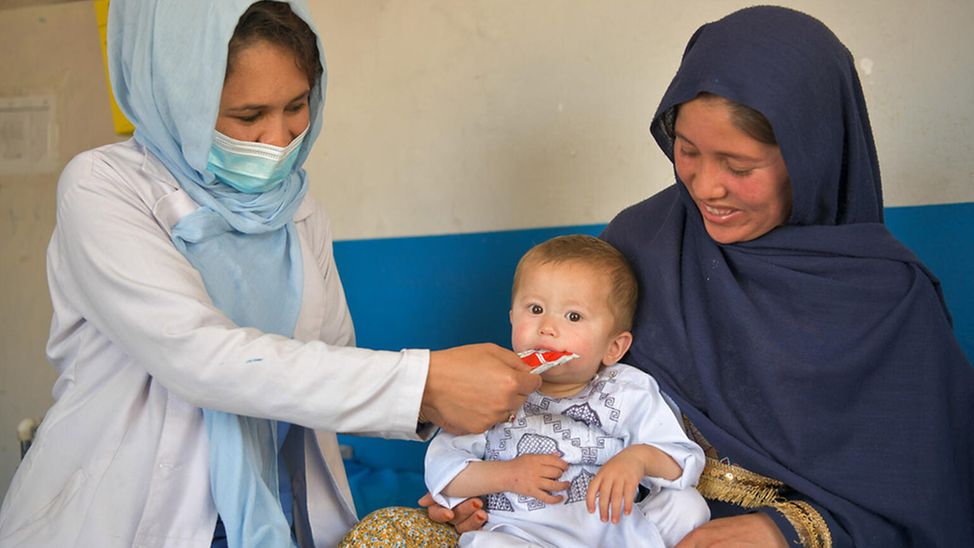 Mangelernährung in Afghanistan: Eine Krankenschwester füttert ein Baby mit Erdnusspaste
