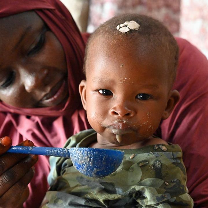 Niger Mangelernährung: Eine Mutter füttert ihr mangelernährtes Baby. 