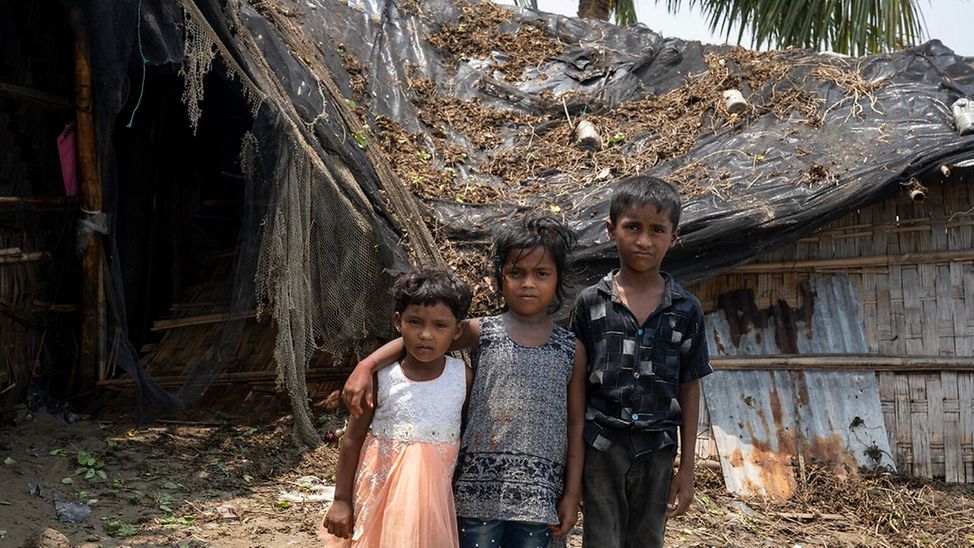 Bangladesch: Kinder stehen vor zerstörter Hütte