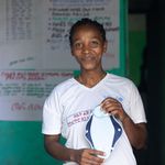 Äthiopien: Ein Mädchen zeigt eine Binde, die sie während ihrer Menstruation schützt