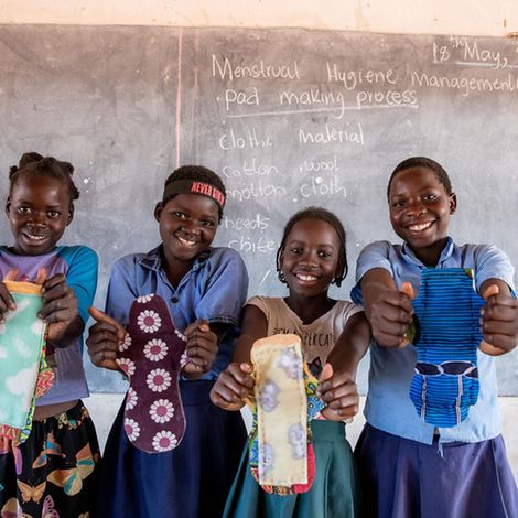 Sambia: Schülerinnen haben selbst Menstruationsprodukte wie Binden genäht