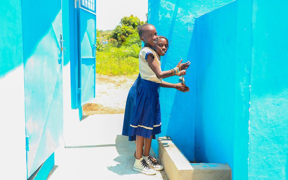 Kongo: Schülerinnen freuen sich über neue Schul-Toiletten
