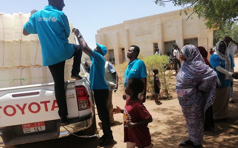 Sudan: Ein UNICEF-Team verteilt Wasserkanister in Madani, Sudan