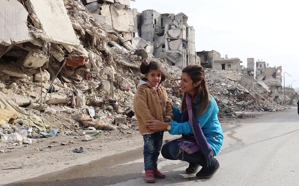 70 Jahre UNICEF Deutschland: Eine UNICEF-Helferin in Syrien spricht mit einem Kind.