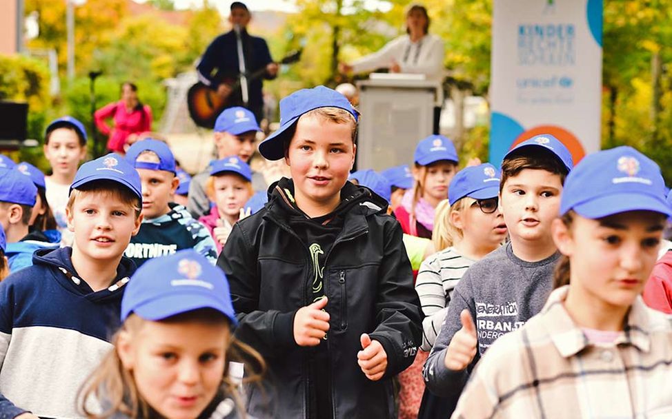 70 Jahre UNICEF Deutschland: Kinder einer Kinderrechte-Schule in Niedersachsen. 