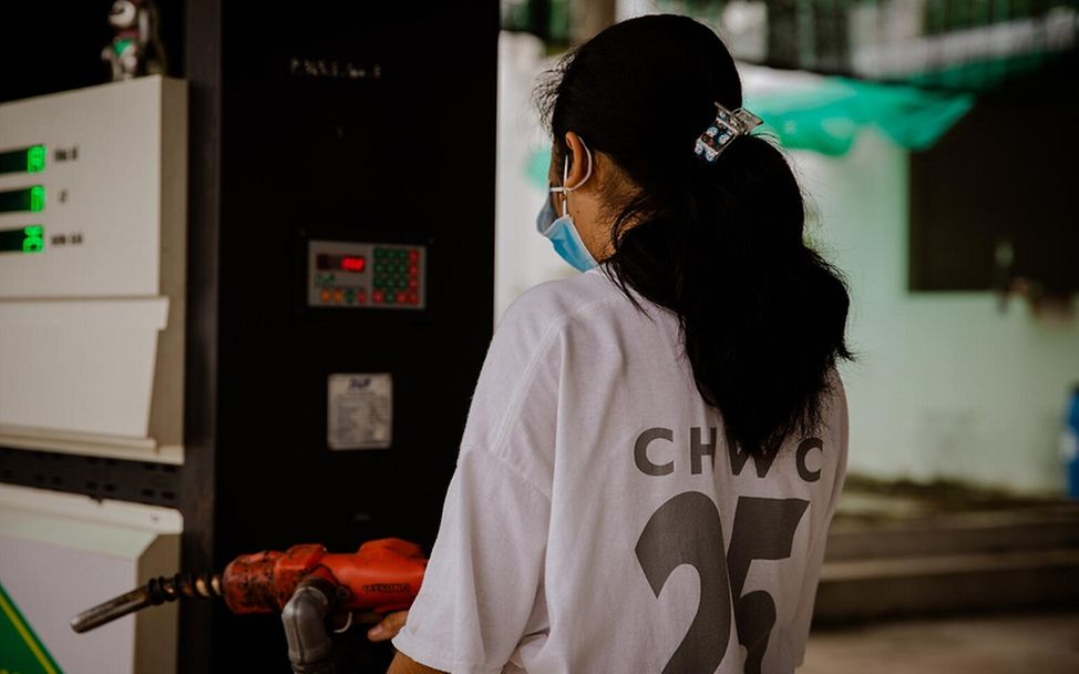 Kinderarbeit in Vietnam: Mädchen als Tankwart