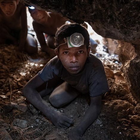 Kinderarbeit: Sambilahatsa arbeitet tief unter der Erde in einer Glimmermine.