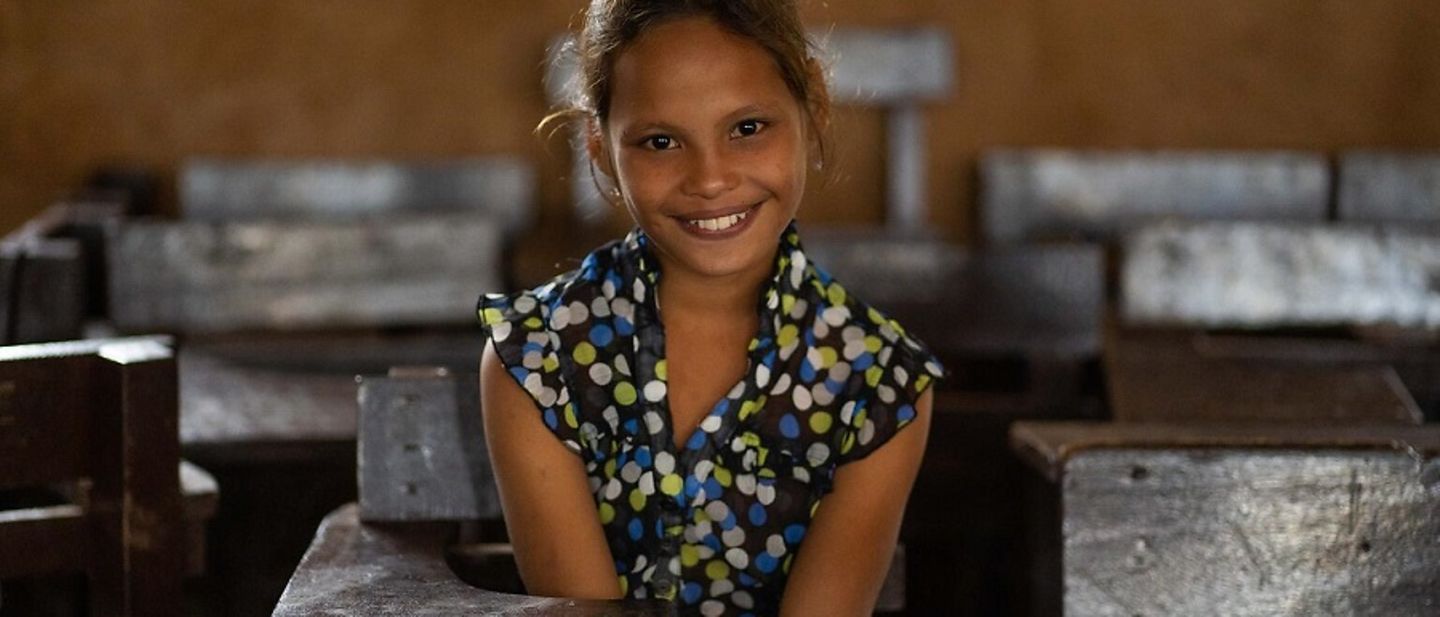 Philippinen: Ein junges Mädchen in dem Klassenraum ihrer Grundschule.
