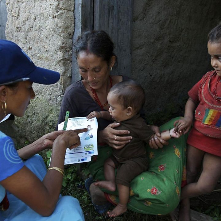 Eine freiwillige UNICEF-Helferin klärt eine Mutter über Mangelernährung auf | © UNICEF/NYHQ2012-1990/Noorani