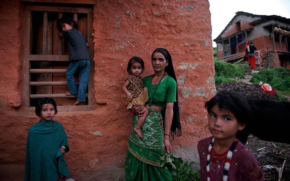 Eine Familie aus dem Dorf Biraltoli in Nepal | © UNICEF/NYHQ2012-1981/Noorani