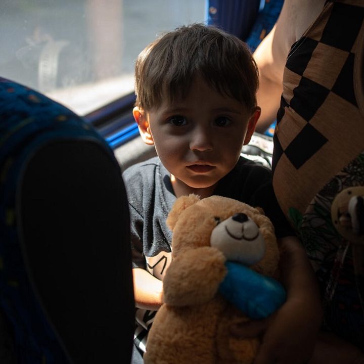 Kherson: Ein Junge sitzt in einem Evakuierungsbus in Kherson, seinen Teddy fest im Arm.