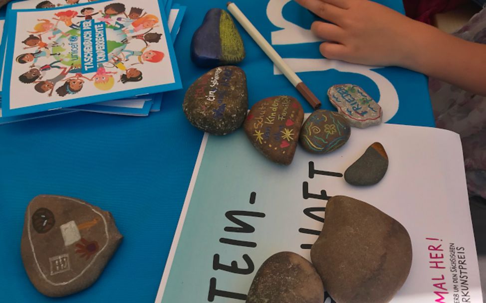 Von Kindern beschriebene und bemalte Steine am UNICEF-Stand zum Sächsischen Kinderkunstpreis in Meißen 