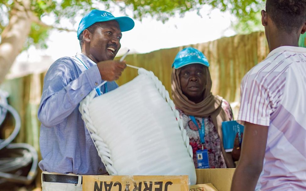Sudan Nothilfe: Ein UNICEF-Team verteilt Wasserbehälter und Seife 