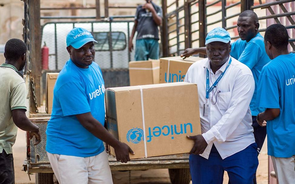 Sudan Nothilfe: UNICEF-Mitarbeiter entladen Hilfsgüter für gefährdete Kinder. 