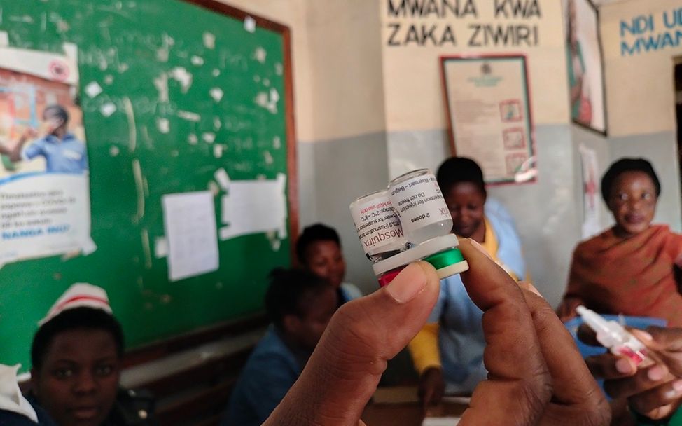 Malawi: Dosen des Malaria-Impfstoffes werden in einer Hand in die Kamera gehalten.