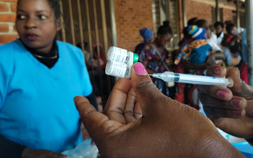 Malaria Impfung: Eine Gesundheitshelferin zieht den Malaria-Impfstoff RTS,S in eine Spritze auf.