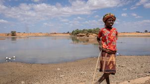 Dürre: Junge in Äthiopien bewacht Vieh an Wasserstelle.