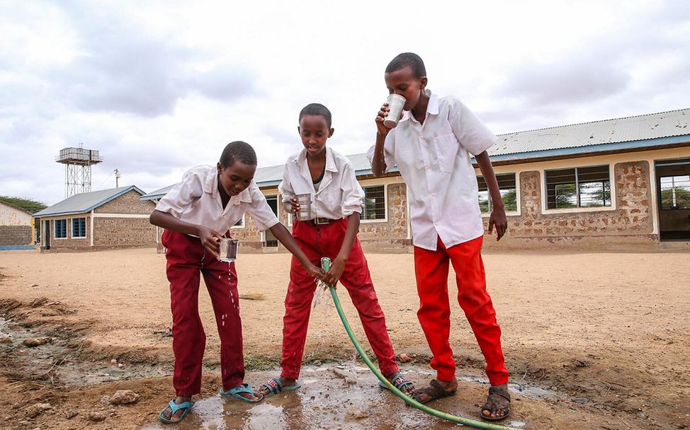 Dürre: Kinder trinken frisches Wasser aus Brunnen ihrer Grundschule.